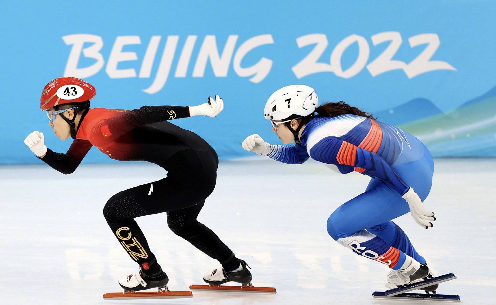 赛场上激烈战斗,谁能一雪前耻赢得胜利? 赛场上激烈战斗,谁能一雪前耻赢得胜利?