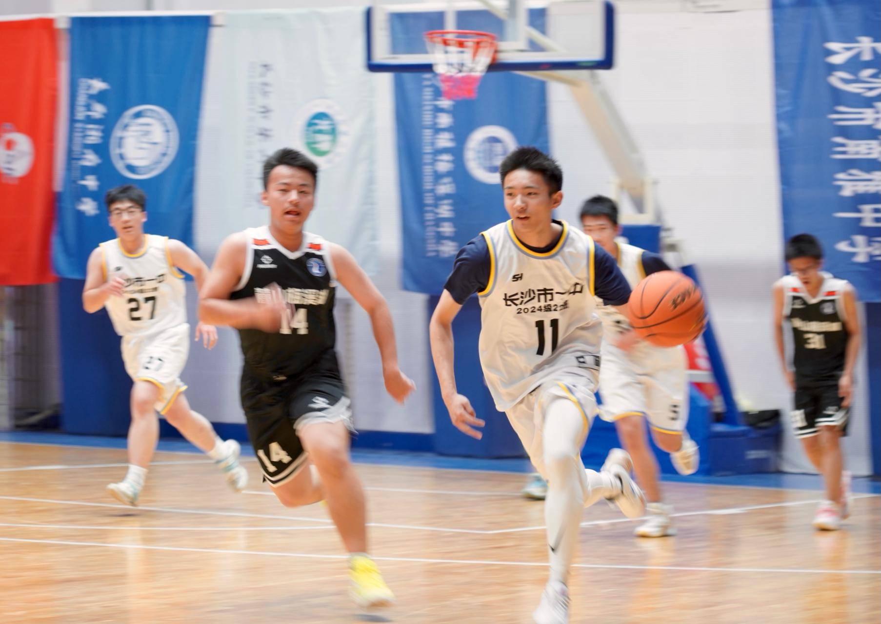 开云体育官网入口-篮球比赛中球员个人演绎神勇