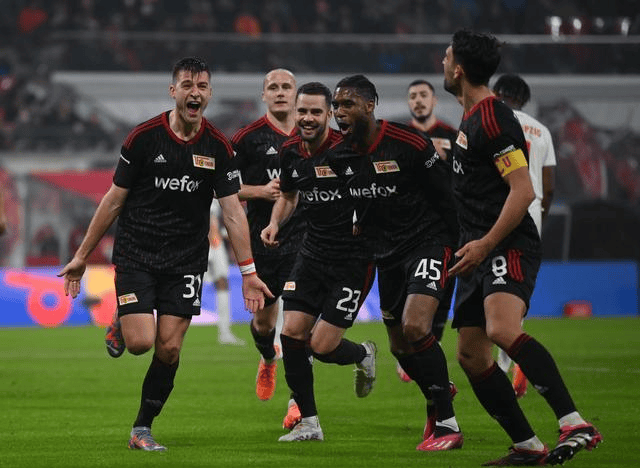 包含佛罗伦萨客场不敌切沃，遭遇意外失利的词条