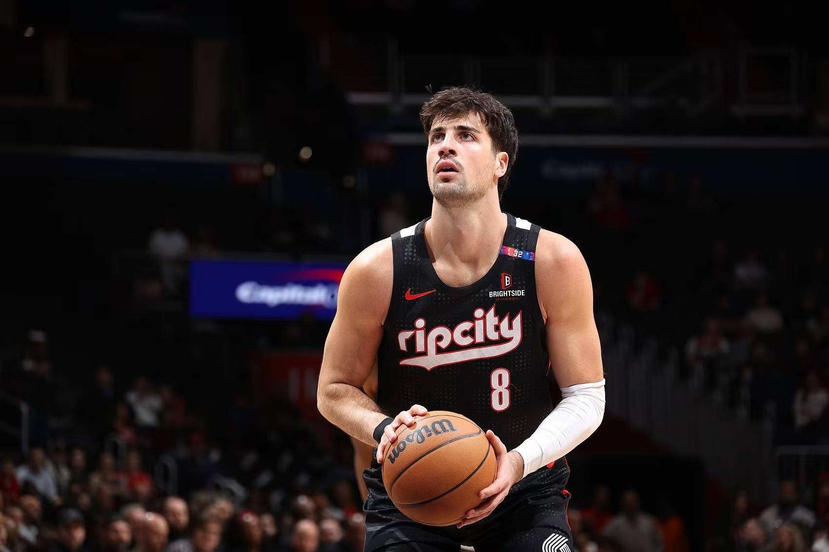 开拓者客场大胜鹈鹕,保持势头 开拓者客场大胜鹈鹕,保持势头