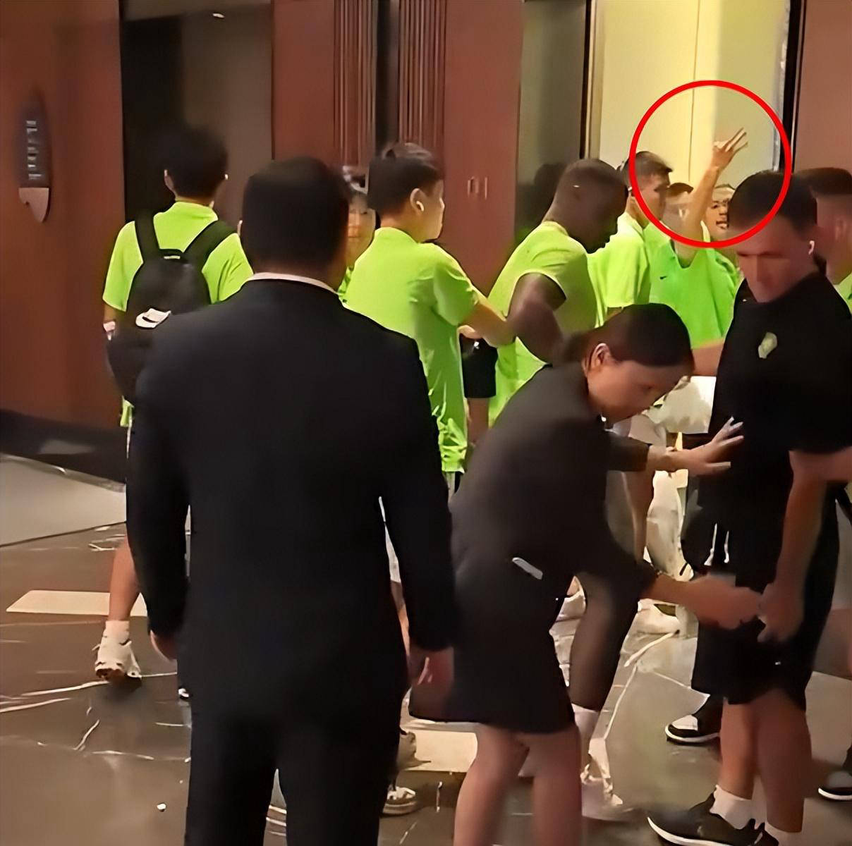 开云体育网页版登录入口-球队内讧危机爆发，队长遭质疑声中失利