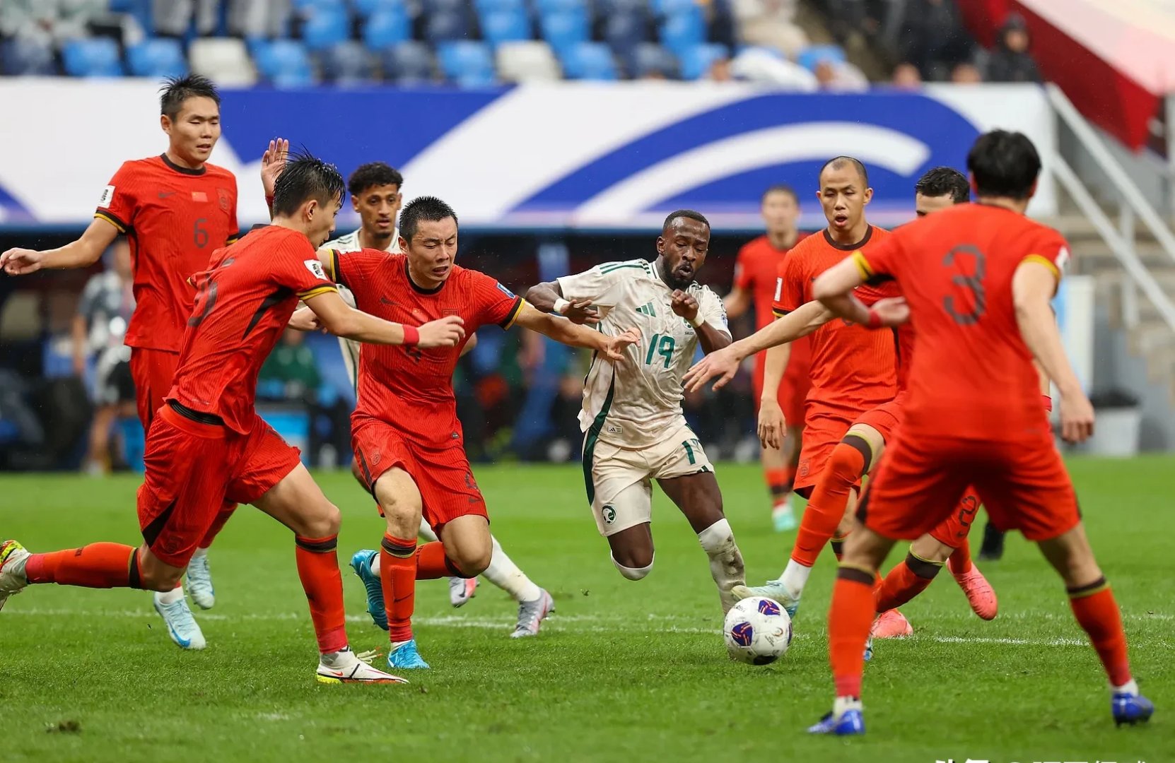 开云体育下载-包含强强碰撞！双方球队实力均衡，球迷屏息以待的词条